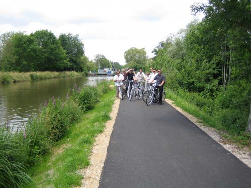 travaux d'amenagement d'un veloroute le long du canal des vosges