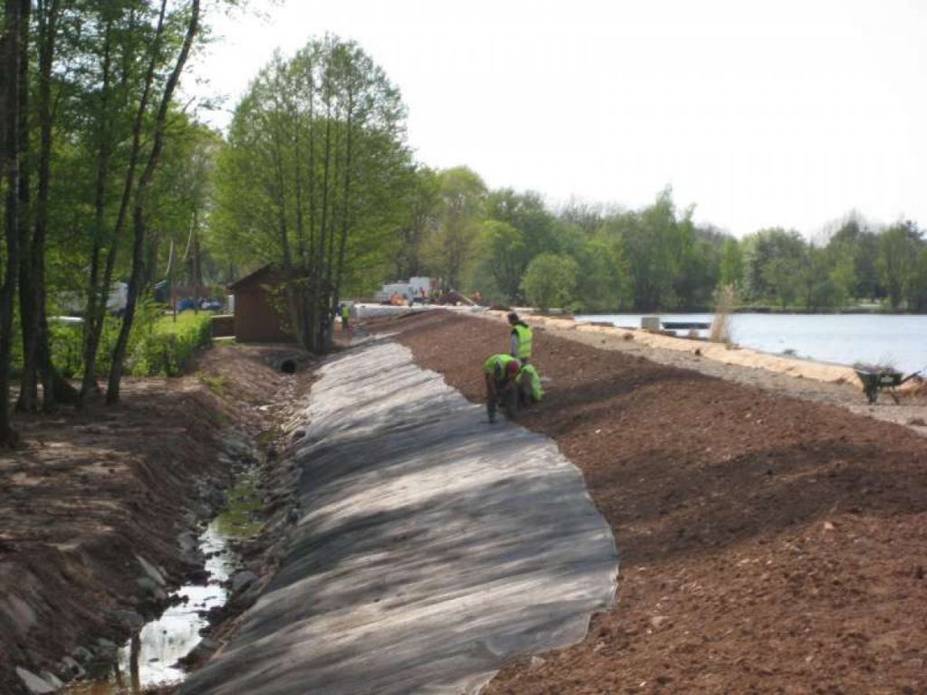 Confortement hydraulique aval et aménagement de la digue de l'étang de la Véronne.