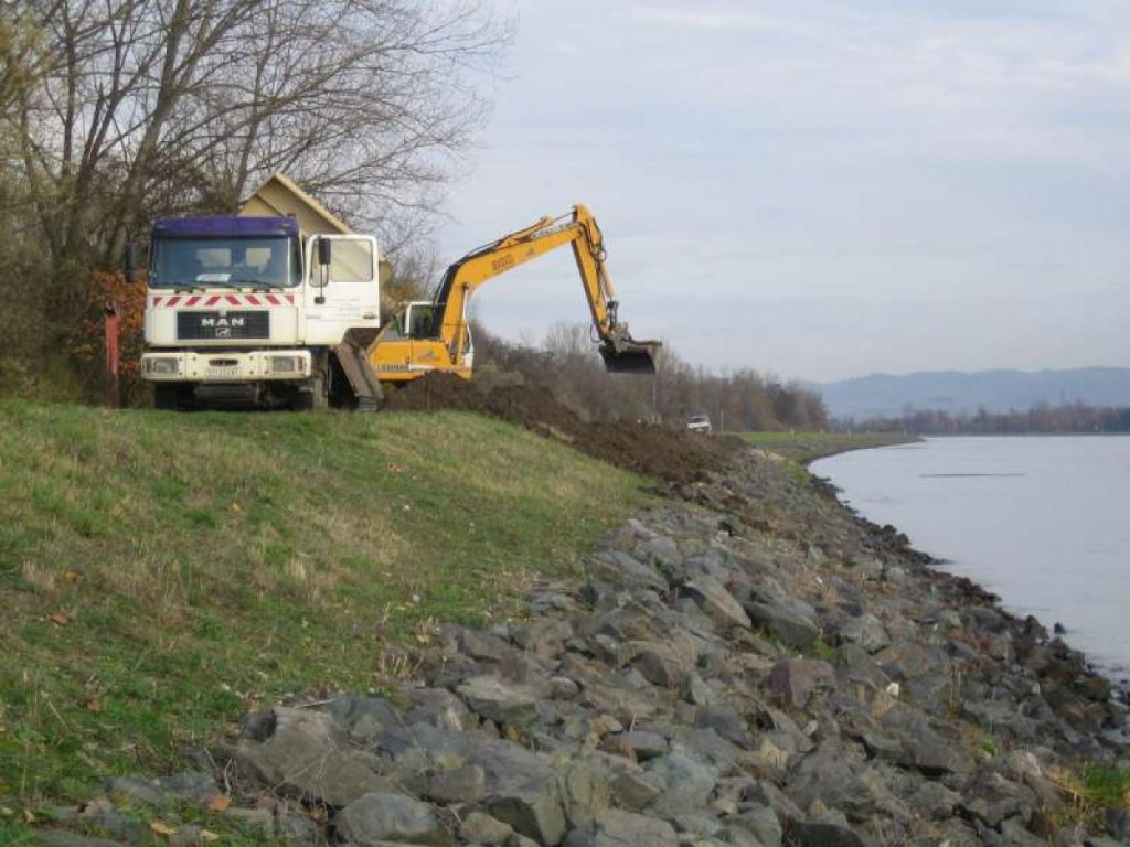 Travaux de recouvrement des enrochements en rive gauche du Rhin