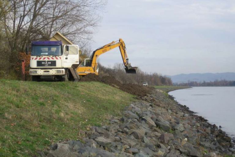 Travaux de recouvrement des enrochements en rive gauche du Rhin
